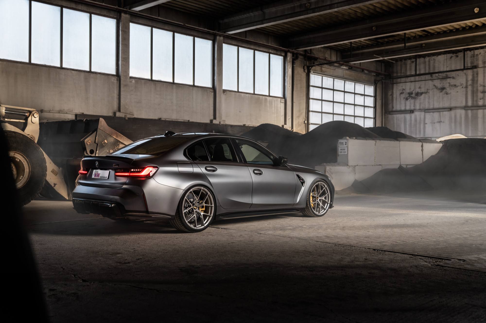 An additional lowering of 20 to 35 millimeters at the front axle and 15 to 30 millimeters at the rear axle of the BMW M4 Coupé (G82) is possible thanks to the KW V3 coilover