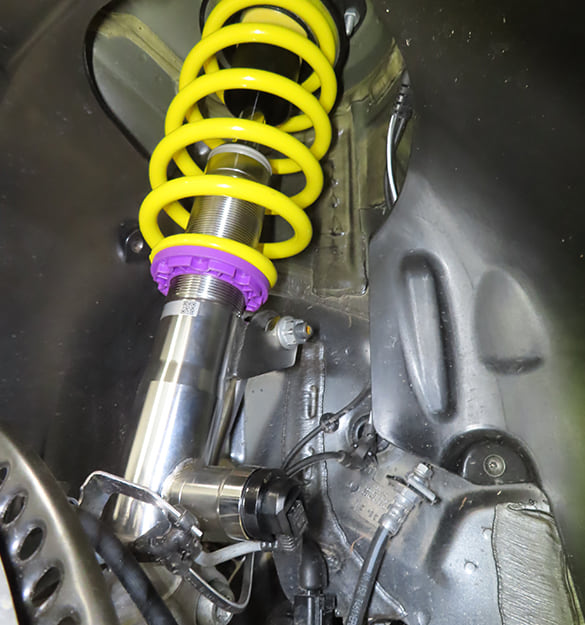 When installing the KW DDC coilover suspension, only the original plugs have to plug into the KW suspension. The onboard electronics will recognize the adaptive KW DCC shocks immediately.
