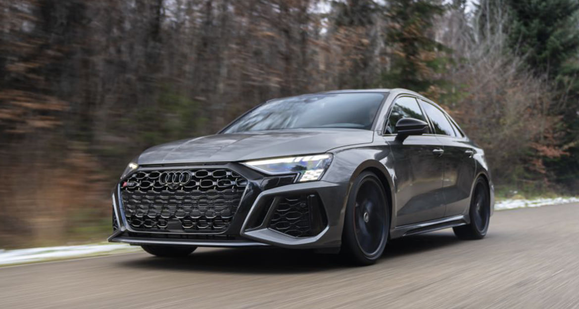 With the height-adjustable suspension spring kit, a lowering of 0 to 20 millimeters is possible in the Audi RS3 Sportback and the Audi RS3 sedan.