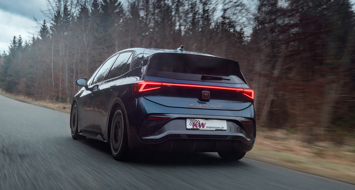 When accelerating, braking, and steering, the KW DDC plug & play coilover suspension is adjusted in the damping directly from the standard suspension control unit of the Cupra Born