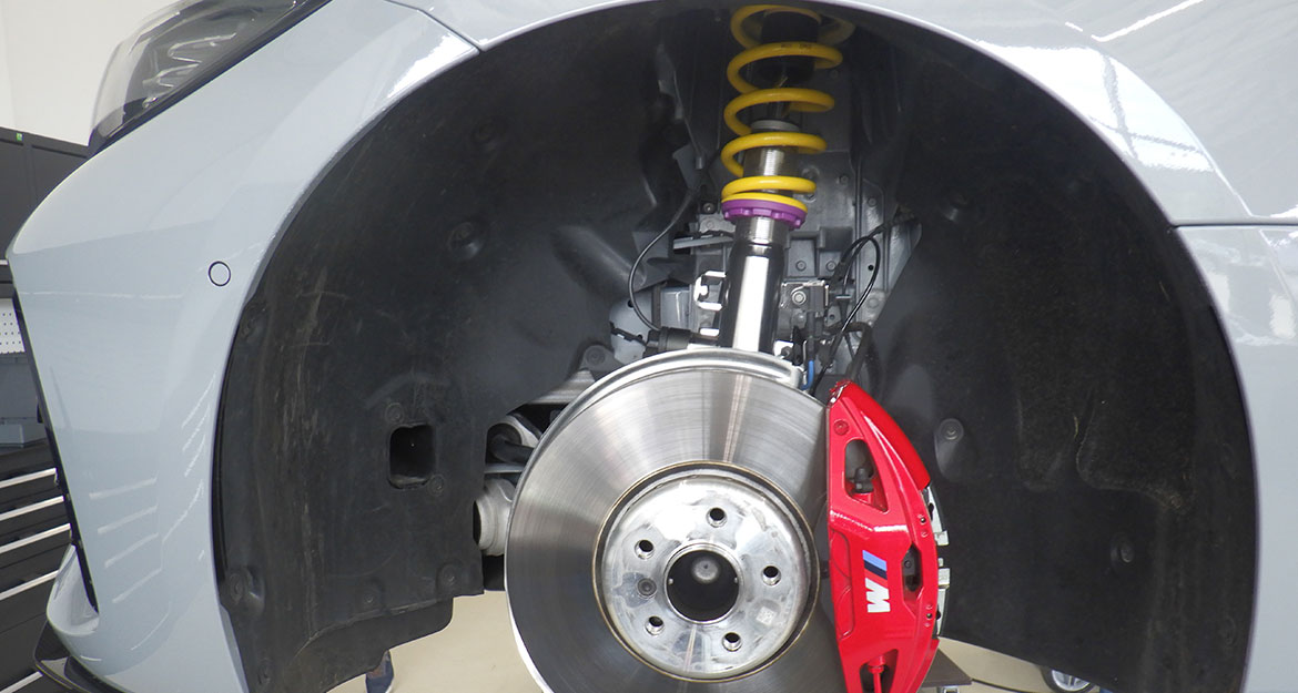 The KW DDC plug & play coilovers need to be installed only on the front axle of the i4 eDrive40. 