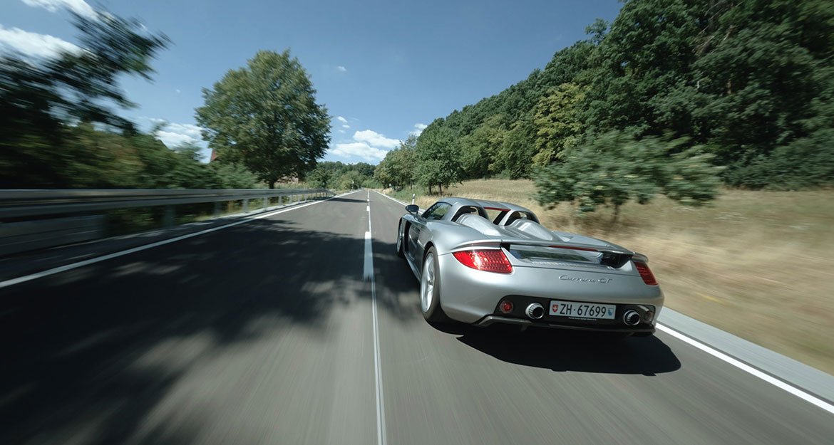 The Porsche supercar speeds along the roads in a sporty and well-balanced manner – bringing true race car flair with it