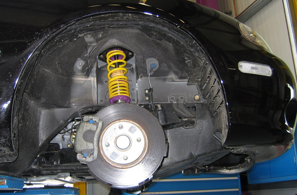 Detailaufnahme eines eingebauten KW Gewindefahrwerk in einem Mazda MX5