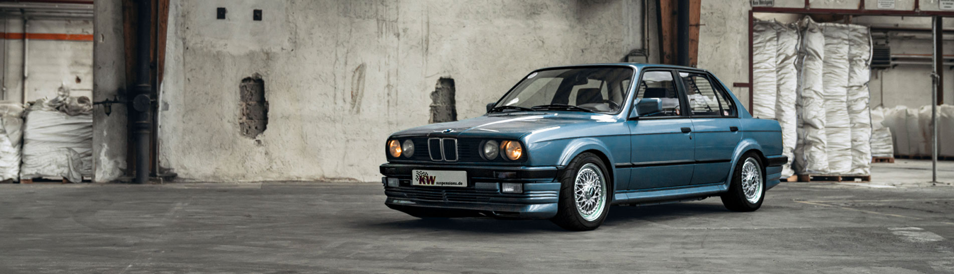 Has a good stance: The BMW E30 is available with all-wheel drive and rear-axle drive. With our V3 coilover kit, continuous lowering is possible.